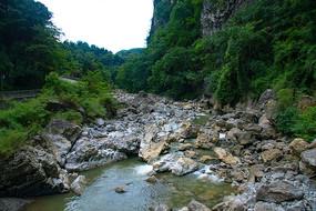 住户翻出32楼擦玻璃 邻居被吓坏